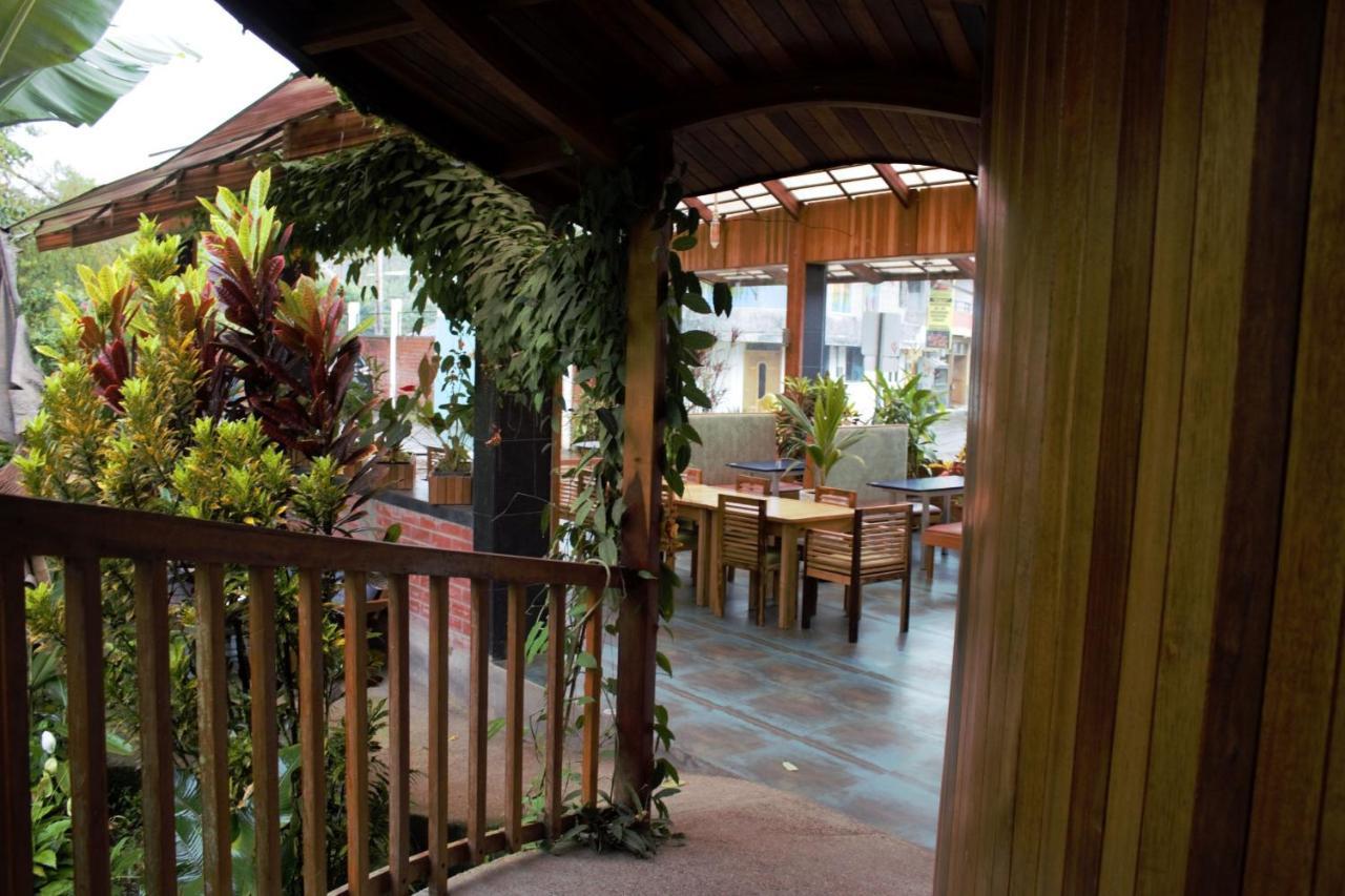 Hostal Zafiro Mindo Bagian luar foto