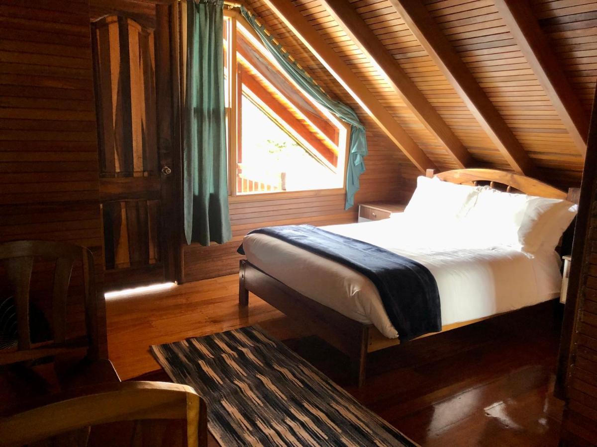 Hostal Zafiro Mindo Bagian luar foto