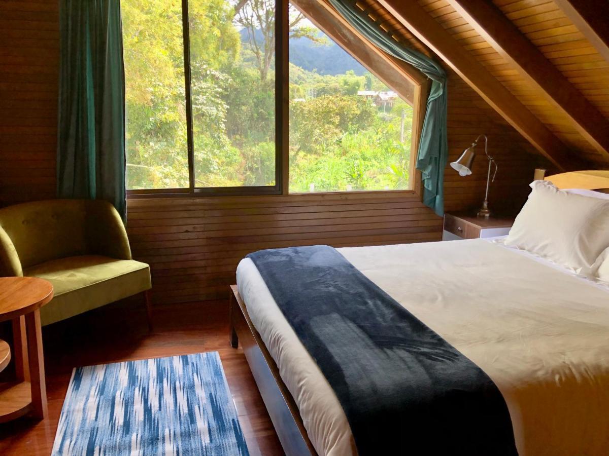 Hostal Zafiro Mindo Bagian luar foto